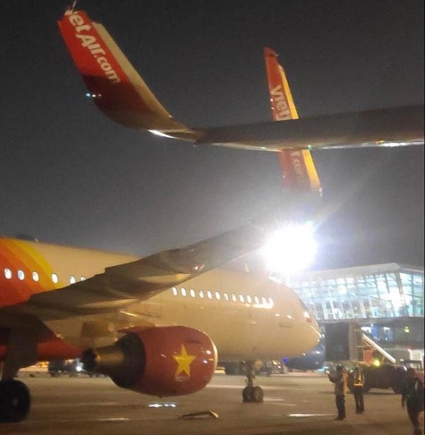 NÓNG: Hai máy bay vừa va nhau ở sân bay Nội Bài khiến rụng đầu mút cánh-3
