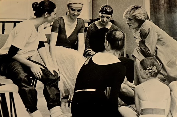 Loạt ảnh hiếm về Công nương Diana hé lộ ước mơ cháy bỏng của bà nhưng bị Thái tử Charles bóp nghẹt đầy cay đắng-7