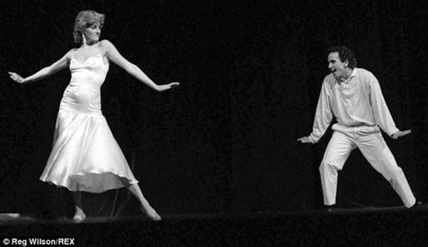 Loạt ảnh hiếm về Công nương Diana hé lộ ước mơ cháy bỏng của bà nhưng bị Thái tử Charles bóp nghẹt đầy cay đắng-14