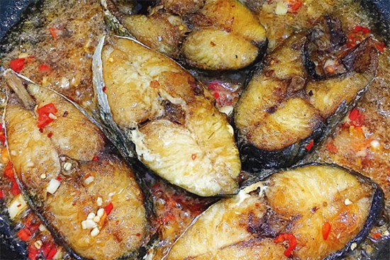 Muốn kho cá rã đông không bị tanh, chỉ cần cho thứ này vào