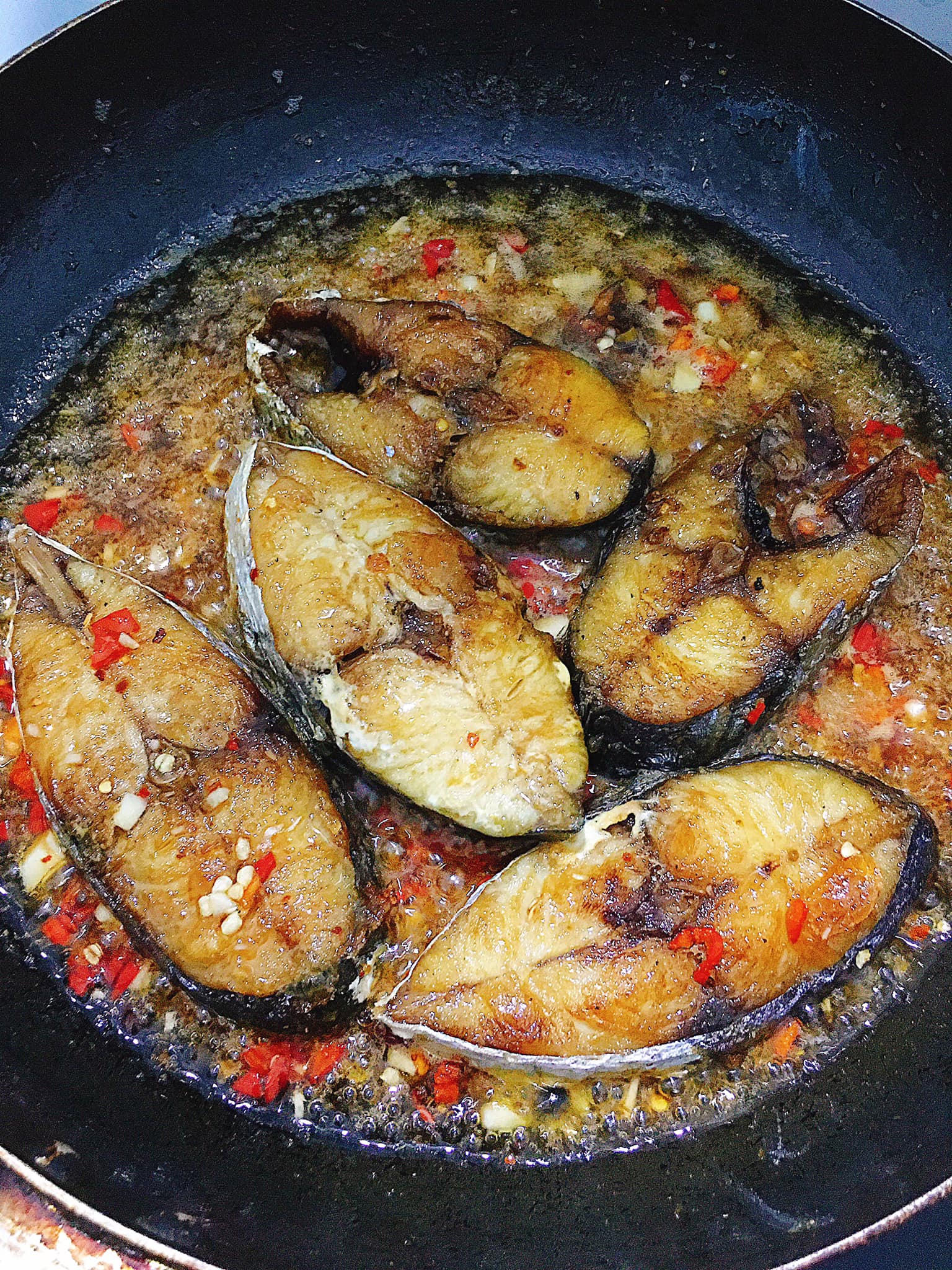 Muốn kho cá rã đông không bị tanh, chỉ cần cho thứ này vào-2