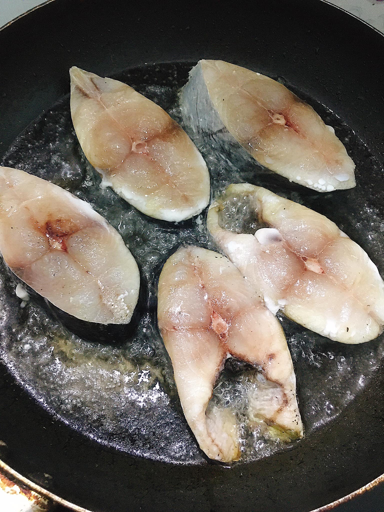 Muốn kho cá rã đông không bị tanh, chỉ cần cho thứ này vào-1