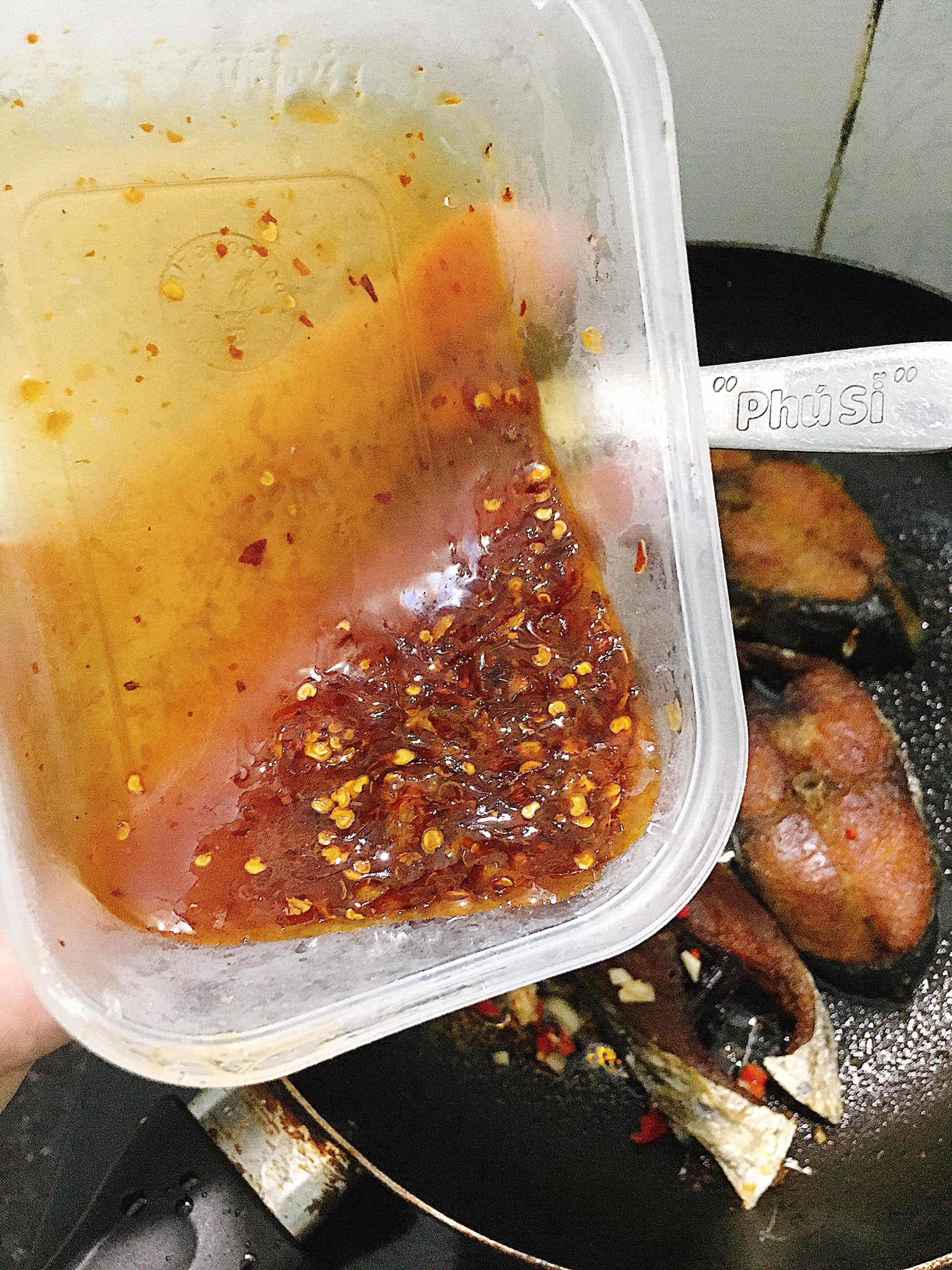 Muốn kho cá rã đông không bị tanh, chỉ cần cho thứ này vào-3