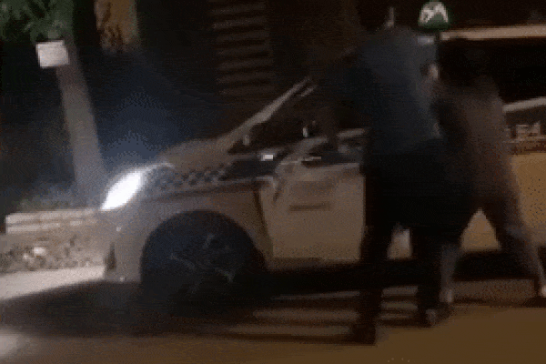 Đánh ghen trong đêm: Vợ đu theo ô tô chồng, cầm mũ bảo hiểm đập tiểu tam túi bụi-1