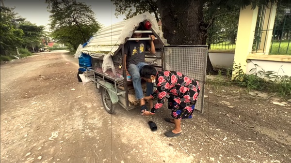 Lấy chồng Tây gặp biến cố, người phụ nữ để con vào lồng sắt chở khắp Sài Gòn lượm ve chai-9