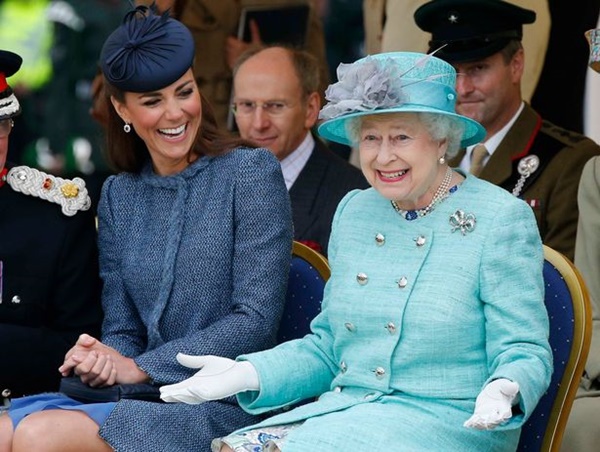 Tiết lộ những đặc ân Nữ hoàng Anh dành cho Công nương Kate, điều mà Meghan không bao giờ có được-2