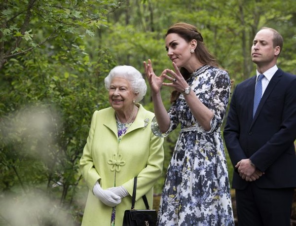 Tiết lộ những đặc ân Nữ hoàng Anh dành cho Công nương Kate, điều mà Meghan không bao giờ có được-4