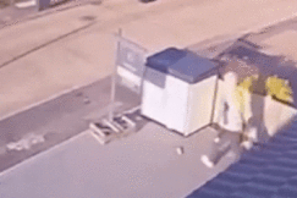 Thót tim khoảnh khắc nữ tài xế lái ô tô suýt cán trúng bé trai đang chơi ở sân-1