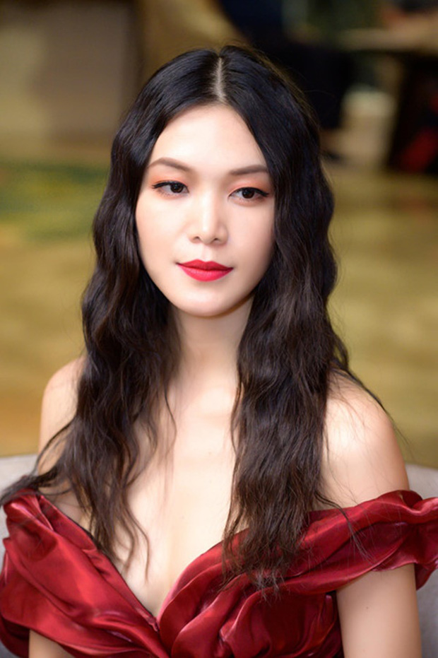 Giữa bão chỉ trích status Việt Nam khó thở hơn Mỹ, Hoa hậu Thuỳ Dung bị đào bảng điểm THPT thấp đến sốc, suýt ở lại lớp-4
