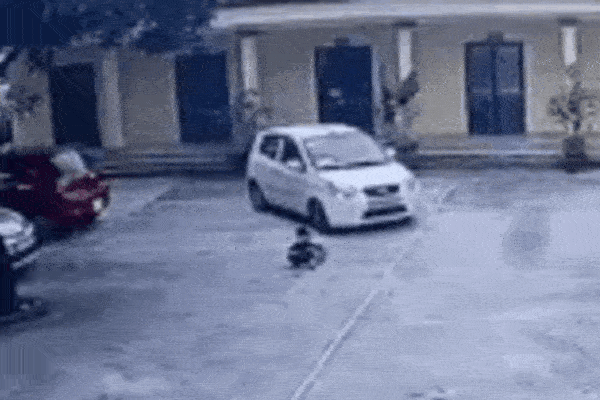 Tài xế xe bán tải dừng giữa ngã tư, quyết không nhường đường cho xe con vì lý do cực kỳ vô duyên-2