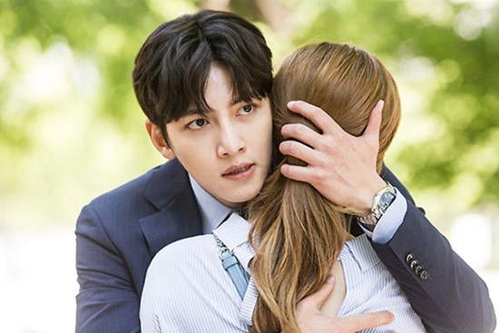 Ly hôn được 2 tháng, dưới gầm giường tìm thấy xấp tiền 10 triệu, tôi chạy đến nhà vợ cũ cầu xin cô ấy tái hôn