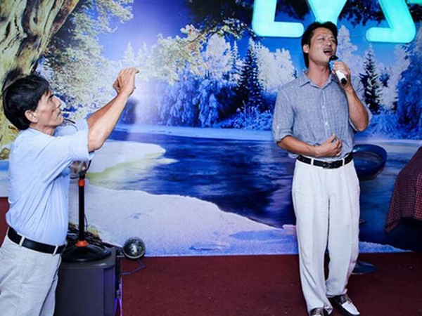 Hé lộ danh tính nam ca sĩ là con ruột NS Thương Tín: Từng bảo vệ bố trước dư luận, nói điều gì khi ông lâm vào hoàn cảnh khó khăn?-2