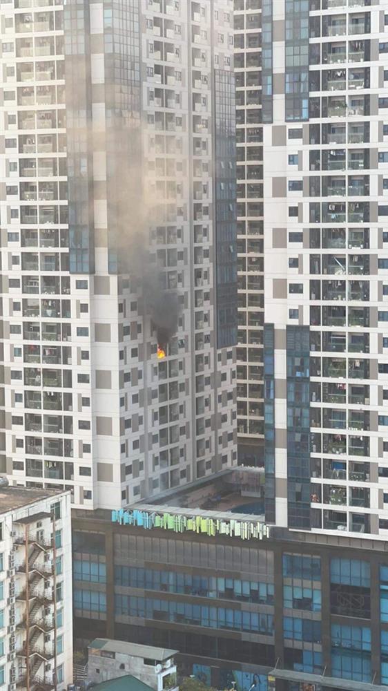 Hà Nội: Cháy kinh hoàng căn hộ chung cư cao cấp, ngọn lửa bốc lên dữ dội kèm khói đen bao trùm khiến hàng trăm cư dân hoảng hốt-1