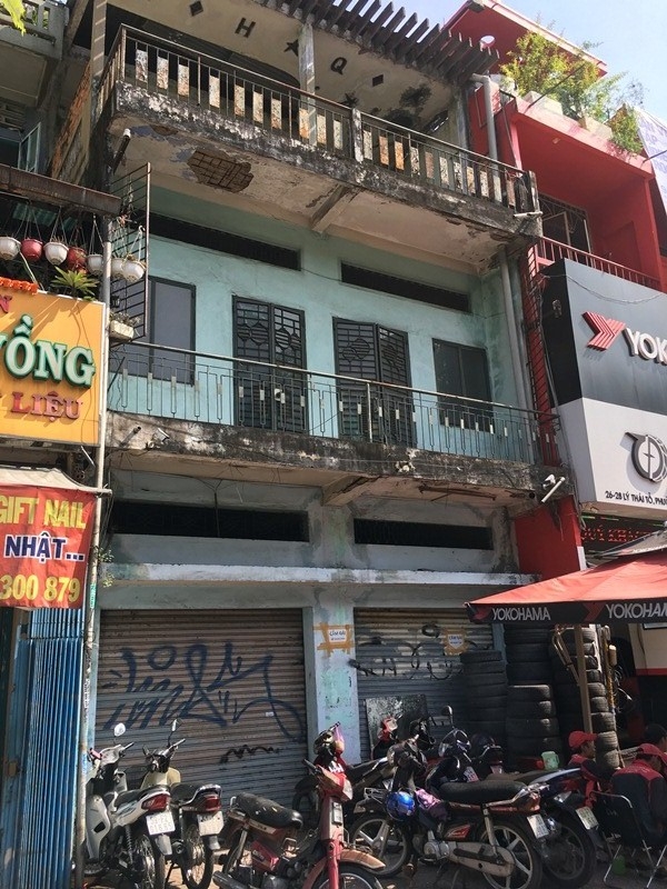 Giải mã lời đồn chiếc bóng trắng và tiếng chổi trong ngôi nhà hoang có 7 người chết cháy ở Sài Gòn: Mặt tiền giá triệu đô nhưng không ai dám mua vì sợ?-1