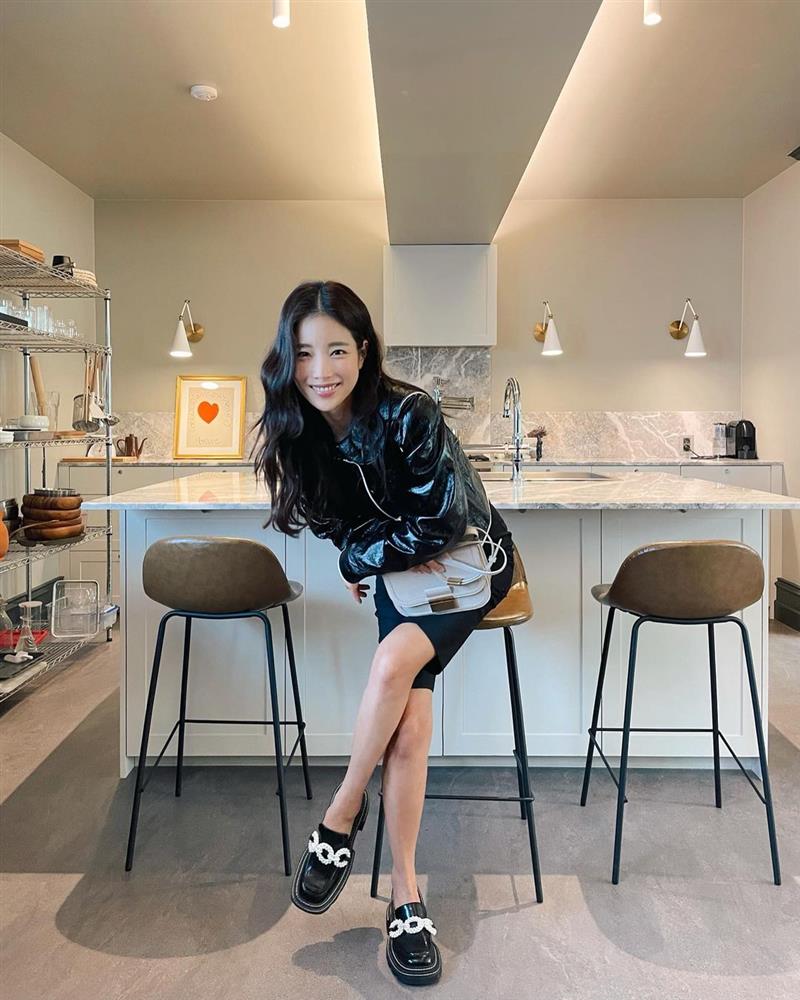 Sao Hàn 30+ hay diện 3 kiểu giày này nhất: Mix thế nào cũng đẹp và trẻ trung-2