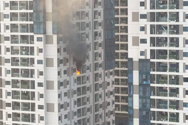 Thót tim cảnh giải cứu người phụ nữ giữa dòng nước lũ cuồn cuộn-2