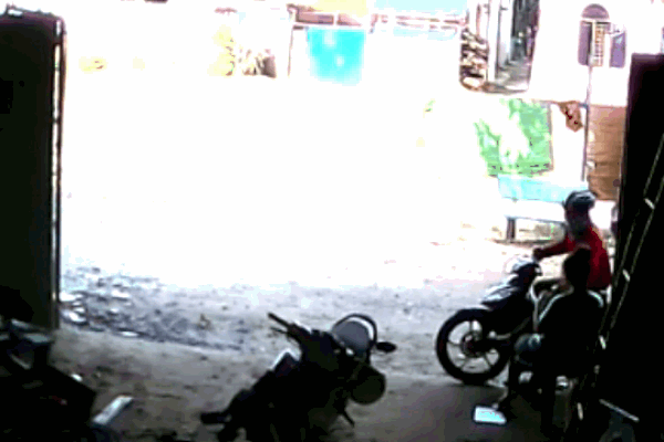 Clip: Bị giật điện thoại, cô gái nắm đuôi xe máy quật ngã tên cướp