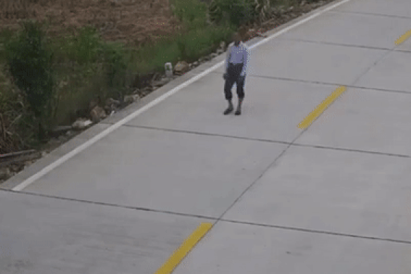 Phản xạ cực nhanh, người đàn ông may mắn thoát nạn trong gang tấc