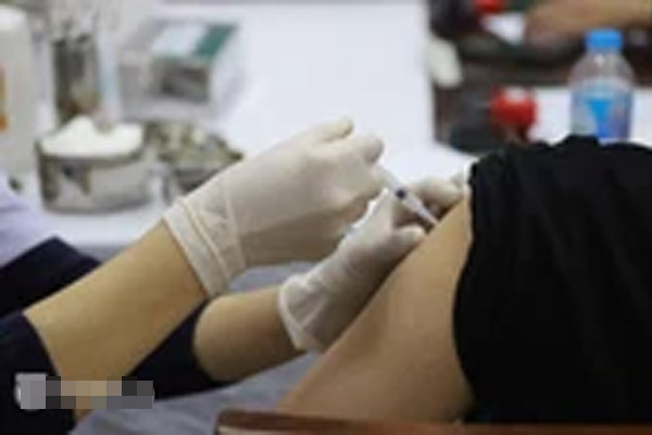 Đi tiêm vắc xin về có biểu hiện sốt, mệt mỏi, 5 ngày sau xét nghiệm thì mắc Covid-19-2