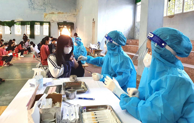 Đi tiêm vắc xin về có biểu hiện sốt, mệt mỏi, 5 ngày sau xét nghiệm thì mắc Covid-19-1