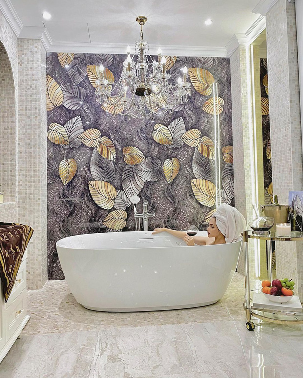 Phòng tắm nhà người nổi tiếng sang chảnh cỡ nào: Hương Giang chuộng thiết kế hoàng gia, Quỳnh Anh Shyn phối màu với cảm hứng từ Hy Lạp-1