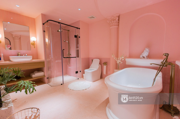Phòng tắm nhà người nổi tiếng sang chảnh cỡ nào: Hương Giang chuộng thiết kế hoàng gia, Quỳnh Anh Shyn phối màu với cảm hứng từ Hy Lạp-2