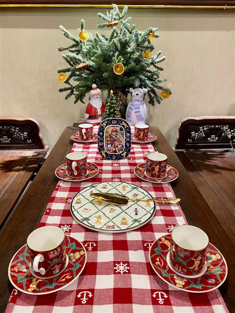 Thông Noel đi máy bay về Việt Nam giá chục triệu đồng/cây vẫn hút khách-1