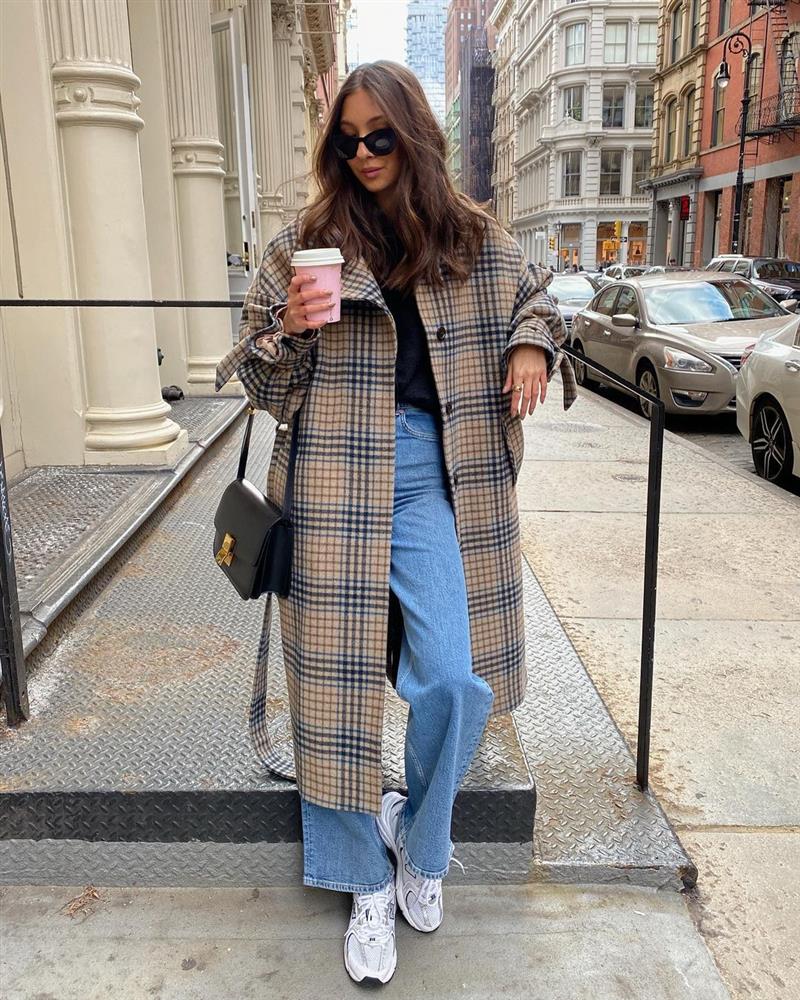 Giám đốc thời trang khuyên chị em mix quần jeans với 4 kiểu áo này: Không cần nghĩ nhiều vẫn mặc đẹp-12