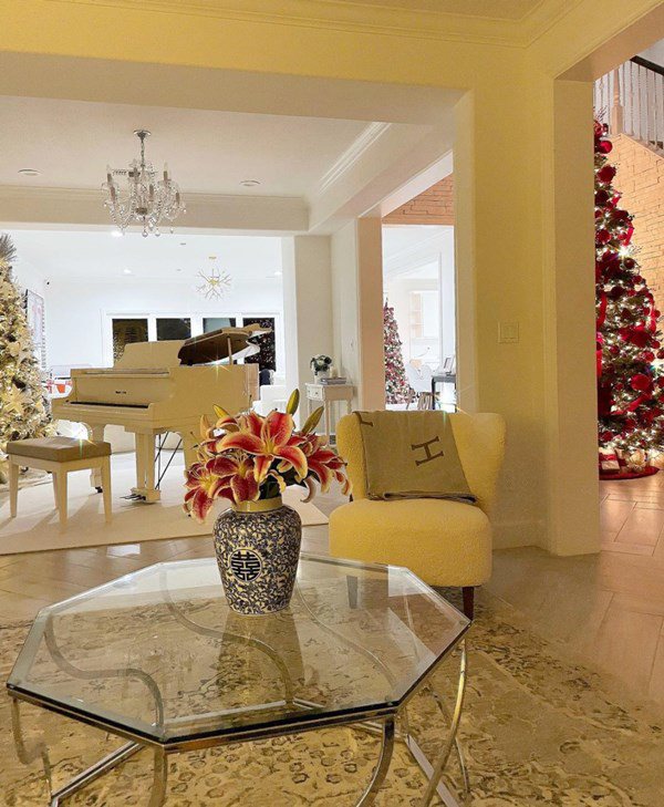 Ngắm trọn không gian biệt thự mới của Phạm Hương, siêu rộng cho 2 con chơi đùa-3