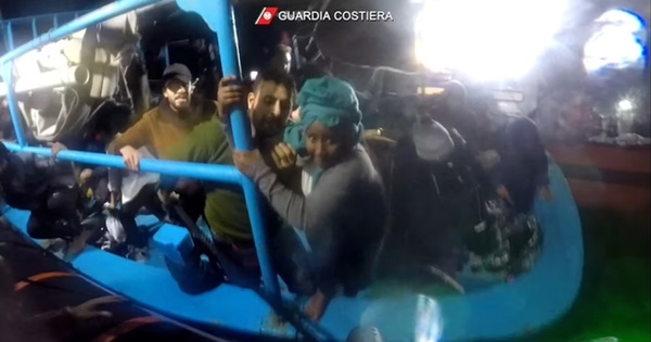 NÓNG: Giải cứu em bé sơ sinh cùng 40 đứa trẻ di cư giữa ranh giới sống - chết, hiện trường vụ việc ám ảnh xót xa-4