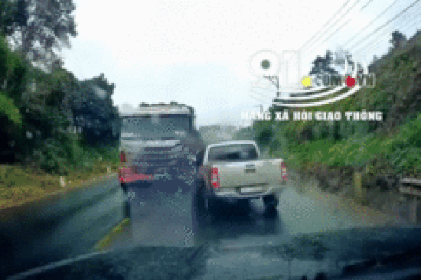 Khoảnh khắc xe ben đổ dốc bị trượt dài khiến 3 ô tô khác gặp nạn