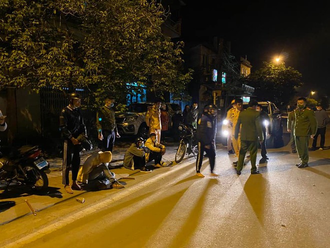 Nhóm quái xế dùng hung khí chống trả cảnh sát-1