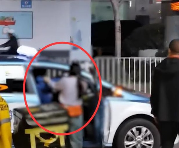 Cặp đôi chia tay ầm ĩ trên phố, chàng trai đạp thẳng người yêu ra khỏi xe, cô gái níu kéo đến mức đổ máu-1