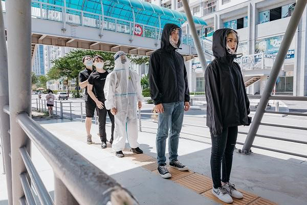 Áo khoác thiết kế đặc biệt giúp an tâm khi sống chung với Covid-19-1