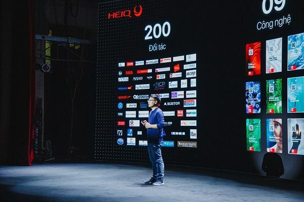 Áo khoác thiết kế đặc biệt giúp an tâm khi sống chung với Covid-19-2