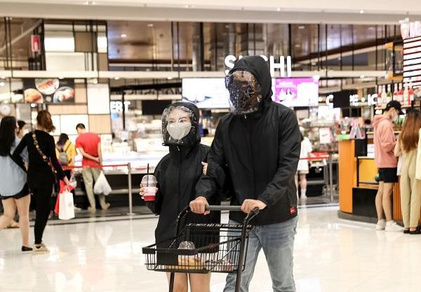 Áo khoác thiết kế đặc biệt giúp an tâm khi sống chung với Covid-19-5