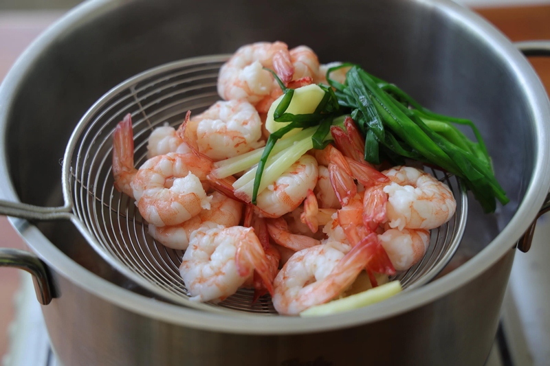 Quên tôm hấp, tôm nướng đi vì làm thế này ăn ngon hơn hẳn chị em ơi!-2