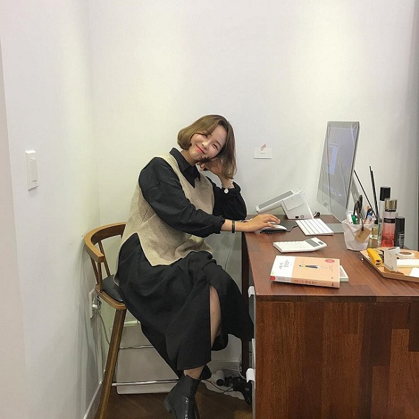 4 cách phối đồ sành điệu với áo len gile giúp trẻ ra vài tuổi-3