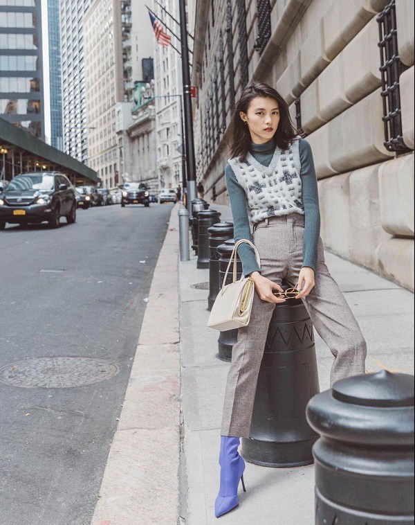 4 cách phối đồ sành điệu với áo len gile giúp trẻ ra vài tuổi-12