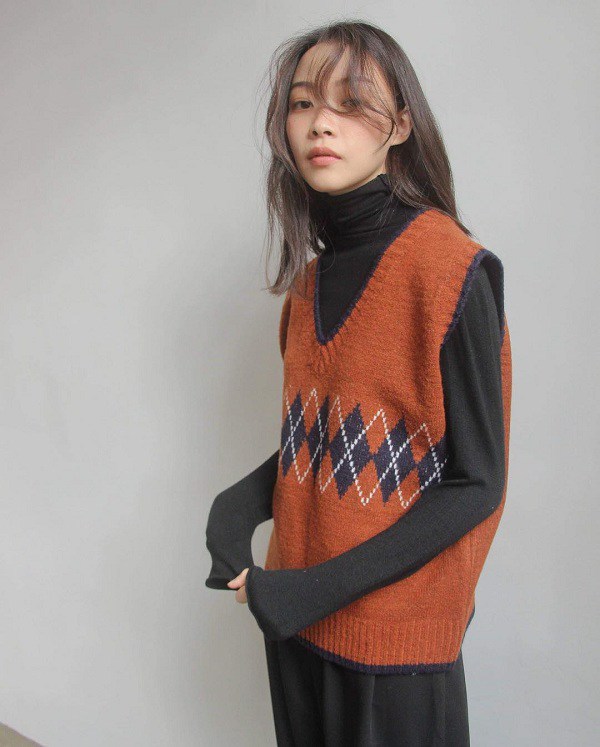 4 cách phối đồ sành điệu với áo len gile giúp trẻ ra vài tuổi-15