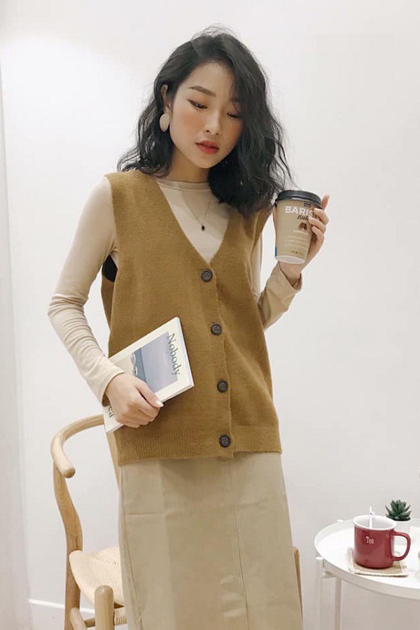 4 cách phối đồ sành điệu với áo len gile giúp trẻ ra vài tuổi-10