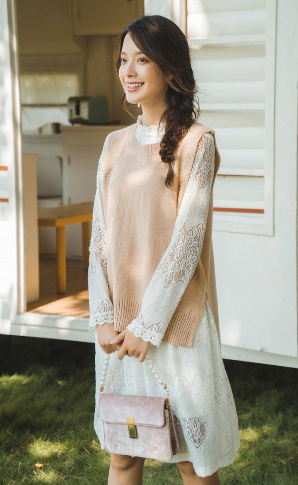 4 cách phối đồ sành điệu với áo len gile giúp trẻ ra vài tuổi-1