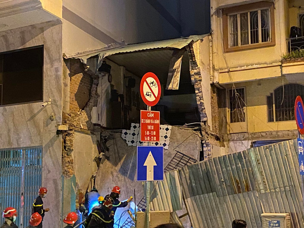 TP.HCM: Sập nhà 2 tầng trên đường Võ Văn Kiệt, 3 người mắc kẹt trong đống đổ nát-1