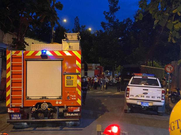 TP.HCM: Sập nhà 2 tầng trên đường Võ Văn Kiệt, 3 người mắc kẹt trong đống đổ nát-4