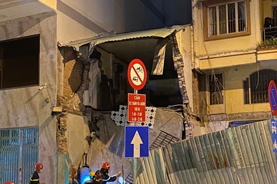 TP.HCM: Sập nhà 2 tầng trên đường Võ Văn Kiệt, 3 người mắc kẹt trong đống đổ nát