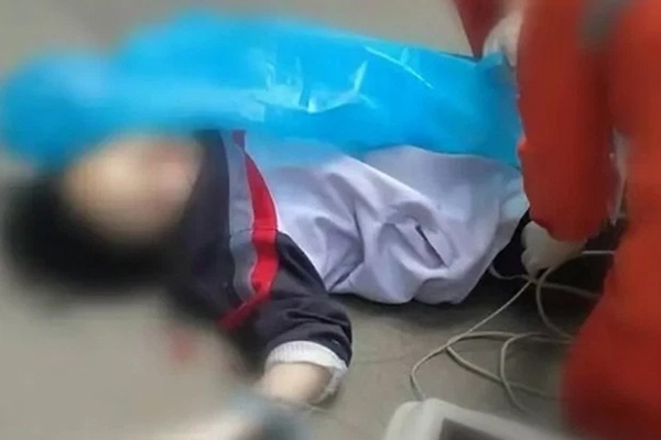 Clip: Thót tim khoảnh khắc đội cứu hộ chụp được nữ sinh định nhảy lầu tự tử sau khi bị mẹ mắng vì thành tích tụt hạng-5