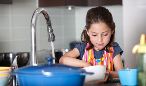 Để trẻ làm làm việc nhà là rèn luyện chúng trưởng thành với những đức tính tốt đẹp, cha mẹ đừng nuông chiều mà tước mất cơ hội của con-1