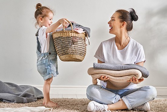 Để trẻ làm làm việc nhà là rèn luyện chúng trưởng thành với những đức tính tốt đẹp, cha mẹ đừng nuông chiều mà tước mất cơ hội của con