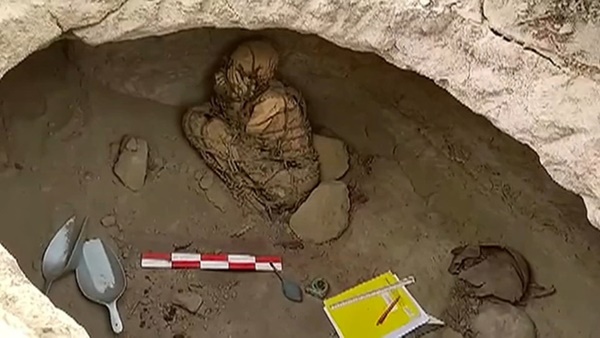 Phát hiện xác ướp nghìn năm tuổi, các nhà khảo cổ sững sờ với tư thế kỳ quái, càng nhìn càng thấy rùng rợn-2