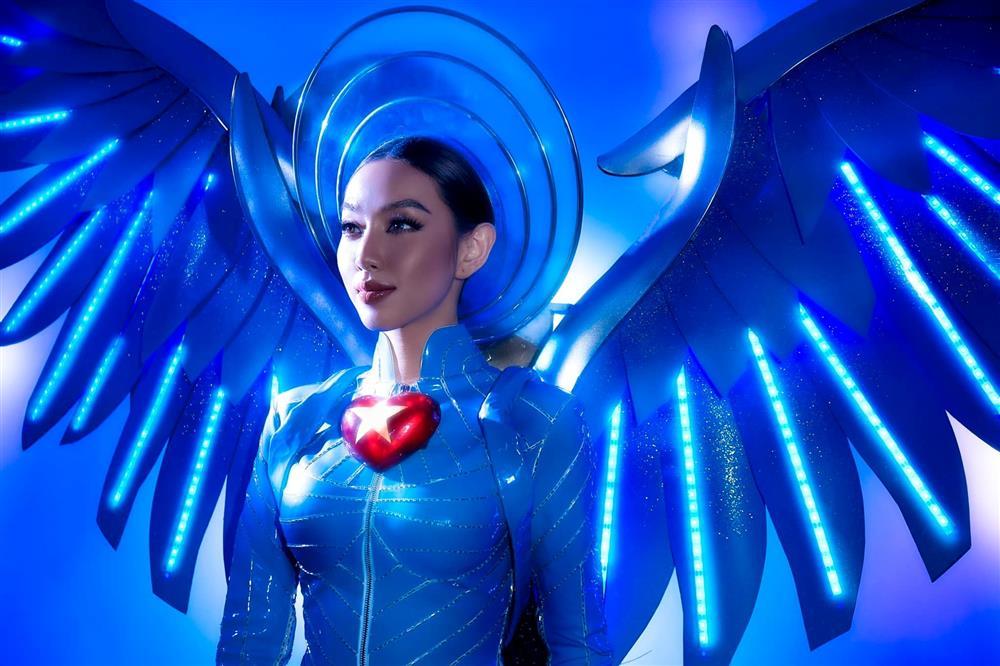 Thùy Tiên công bố ảnh Quốc phục nét căng, 1 chi tiết gây tranh cãi-4